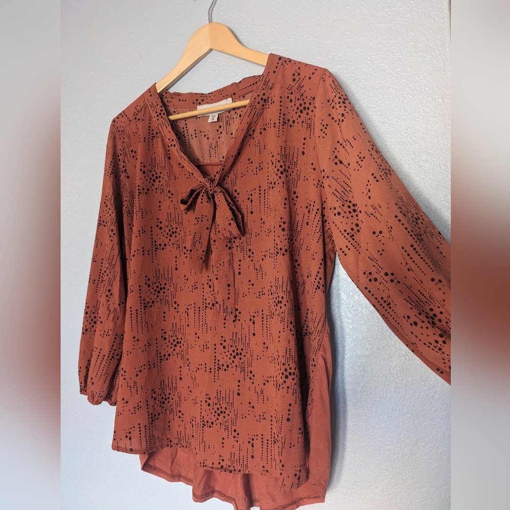 Rust and black dot patterned blouse with bow. Size 2x plus size. Tempted Hearts